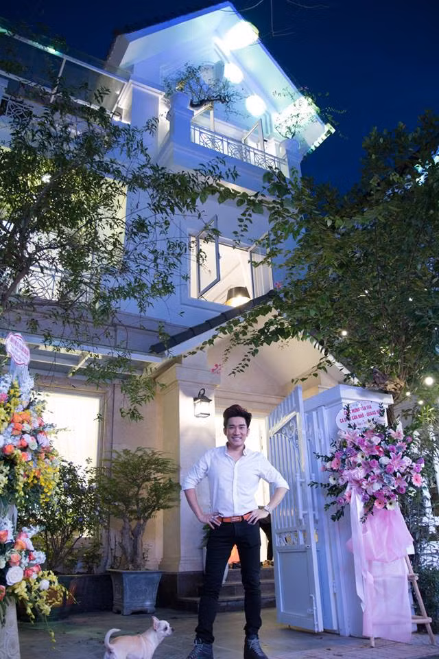 Với việc sở hữu 13 căn nhà ở TP.HCM và một biệt thự tại Hà Nội, ca sĩ Quang Hà được đồng nghiệp gọi với biệt danh là ca sĩ “sưu tầm sổ đỏ”. Ảnh: Vietnamnet.