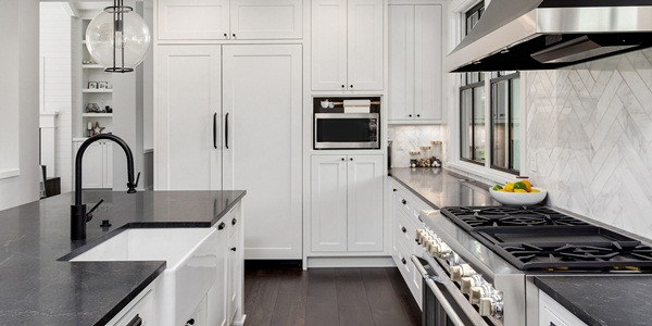 Màu sắc của bếp nên có màu tương đối nhạt. Vì nơi đây là khu vực nấu ăn nên phát ra năng lượng rất lớn. Do đó cần màu sắc dịu lại để khống chế độ nóng trong bếp.