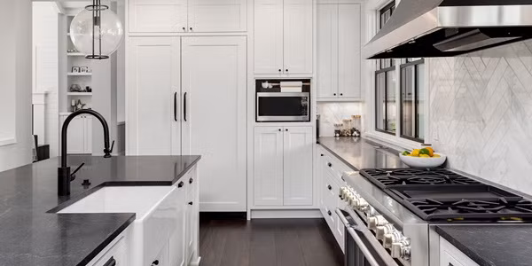 Màu sắc của bếp nên có màu tương đối nhạt. Vì nơi đây là khu vực nấu ăn nên phát ra năng lượng rất lớn. Do đó cần màu sắc dịu lại để khống chế độ nóng trong bếp.