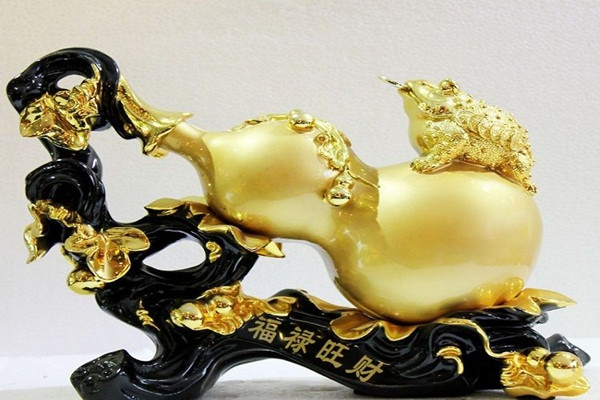 Theo phong thủy, hồ lô vàng là biểu tượng mạnh mẽ của tuổi thọ, sức khỏe, giàu sang và thịnh vượng. Vì vậy, bạn có thể đặt hồ lô vàng ở trên tủ đầu giường hoặc cuối giường ở hướng Đông Bắc của ngôi nhà.