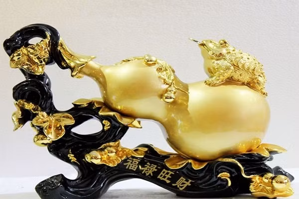 Theo phong thủy, hồ lô vàng là biểu tượng mạnh mẽ của tuổi thọ, sức khỏe, giàu sang và thịnh vượng. Vì vậy, bạn có thể đặt hồ lô vàng ở trên tủ đầu giường hoặc cuối giường ở hướng Đông Bắc của ngôi nhà.