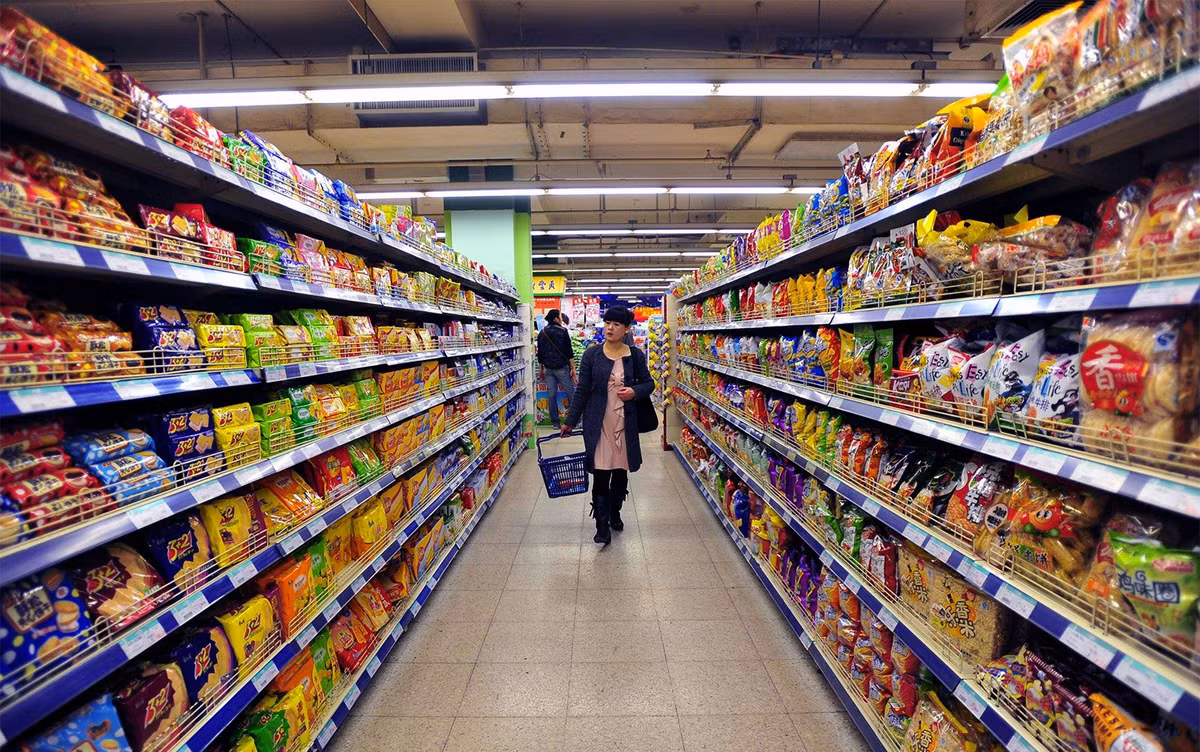 Khi mua sắm ở siêu thị, phụ nữ Nhật thường chỉ lấy những thứ mình cần rồi thanh toán ngay lập tức. Họ không thích đi dạo xung quanh các kệ hàng, vì hành vi đó sẽ thúc đẩy việc mua sắm những món đồ không có trong danh sách. Ảnh: Printest