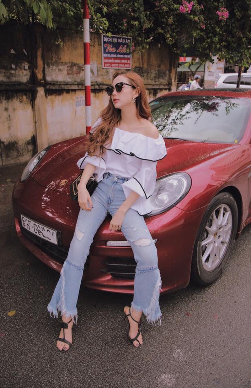 Năm 2014, cô mạnh tay chi 6 tỷ đồng để sở hữu chiếc Porsche Panamera hạng sang. Trước đó, cô cũng từng mua xe Lexus có giá khoảng 2,5 tỷ đồng. Ảnh: Dân Việt