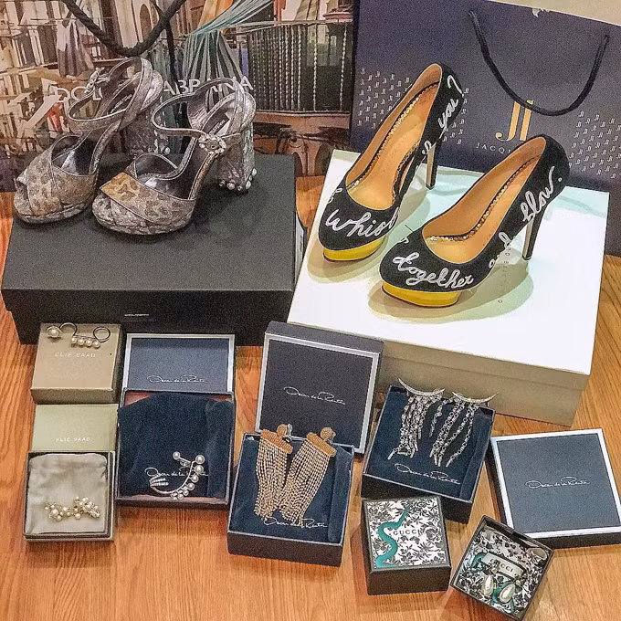 Ngoài ra, Minh Hằng cũng là tín đồ hàng hiệu khi tậu cho mình nhiều túi xách, giày dép đắt đỏ. Cô từng tiết lộ mỗi tháng cô chi tiêu đến hàng trăm triệu đồng để mua sắm, đi du lịch...Ảnh: FBNV.