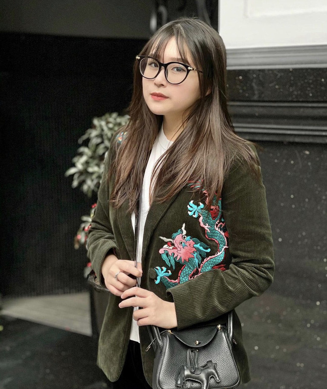 Nhờ số tiền kinh doanh, Châu Anh giờ đây đã độc lập tài chính. Cô thường xuyên chia sẻ những đồ mình đang dùng như: Túi Louis Vuitton (45 - 50 triệu), Thom Browne (45 triệu), giày Balenciaga (khoảng 25 triệu)... Ảnh: Doanh nghiệp &amp; Tiếp thị.