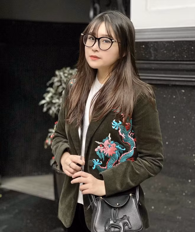 Nhờ số tiền kinh doanh, Châu Anh giờ đây đã độc lập tài chính. Cô thường xuyên chia sẻ những đồ mình đang dùng như: Túi Louis Vuitton (45 - 50 triệu), Thom Browne (45 triệu), giày Balenciaga (khoảng 25 triệu)... Ảnh: Doanh nghiệp &amp; Tiếp thị.