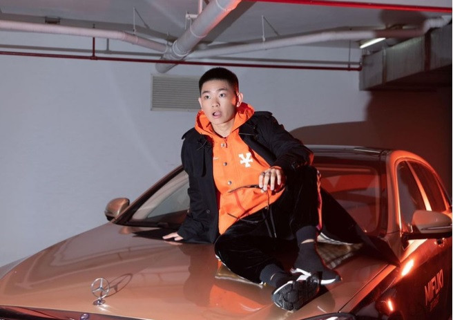 Gia Kỳ (sinh năm 2003) là rich kid mới nổi được mệnh danh là 10X "chịu chơi" nhất trên MXH. Gia Kỳ từng khiến cộng đồng mạng "giật mình" với màn khoe "đồ cặp" với Ngọc Trinh là chiếc xe Maybach S500 có giá 11 tỷ đồng. Ảnh: Doanh nghiệp &amp; Tiếp thị.