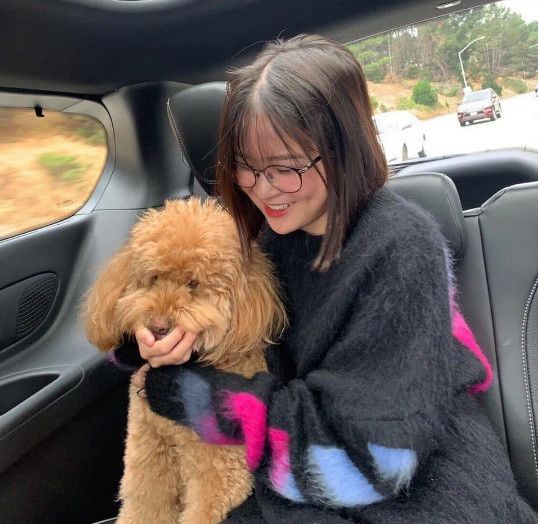 Châu Anh có tài xế chuyên lái xe Porsche đưa đi học và theo học ngôi trường có học phí 730 triệu đồng/năm...Ảnh: Doanh nghiệp &amp; Tiếp thị.