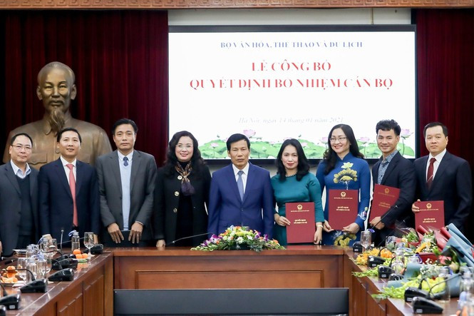 Ngày 14/1 tại trụ sở Bộ VHTTDL, Bộ trưởng Bộ VHTTDL Nguyễn Ngọc Thiện trao quyết định bổ nhiệm chức Giám đốc Nhà hát Kịch Việt Nam cho NSƯT Xuân Bắc. Ảnh: Tiền phong.