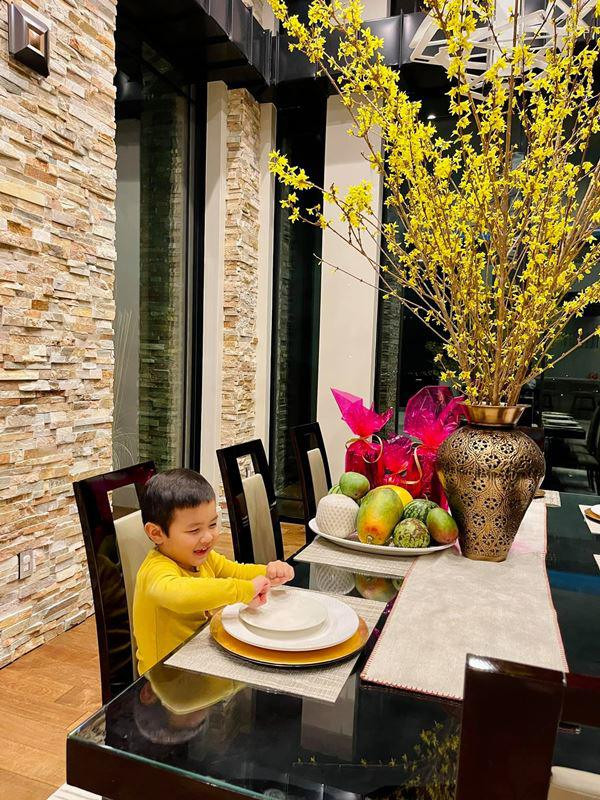 Dịp Tết vừa qua, Thủy Tiên trang trí nhà bằng hoa tươi có sắc vàng - mang đặc trưng của Tết Việt Nguồn ảnh: FBNV.