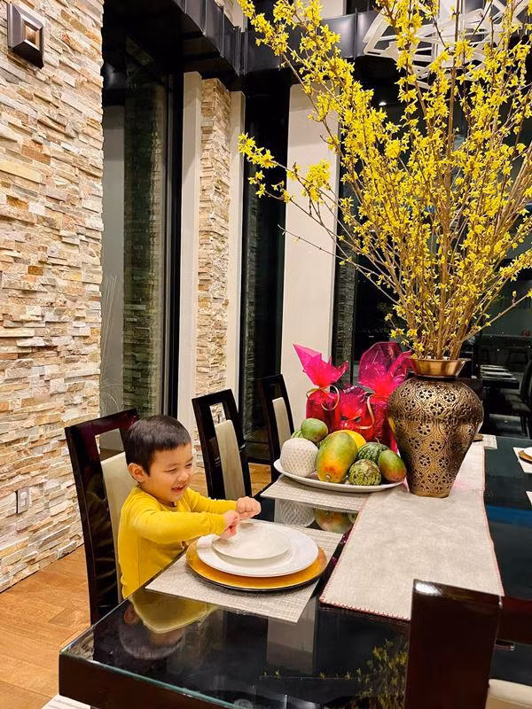 Dịp Tết vừa qua, Thủy Tiên trang trí nhà bằng hoa tươi có sắc vàng - mang đặc trưng của Tết Việt Nguồn ảnh: FBNV.