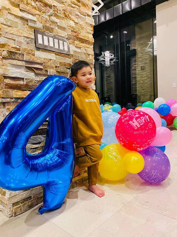 Khắp không gian nhà tràn ngập bóng bay.