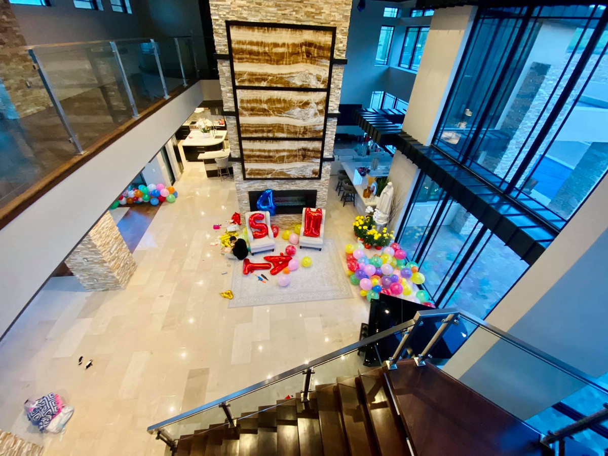 Một góc biệt thự của vợ chồng Đan Trường trước buổi sinh nhật.