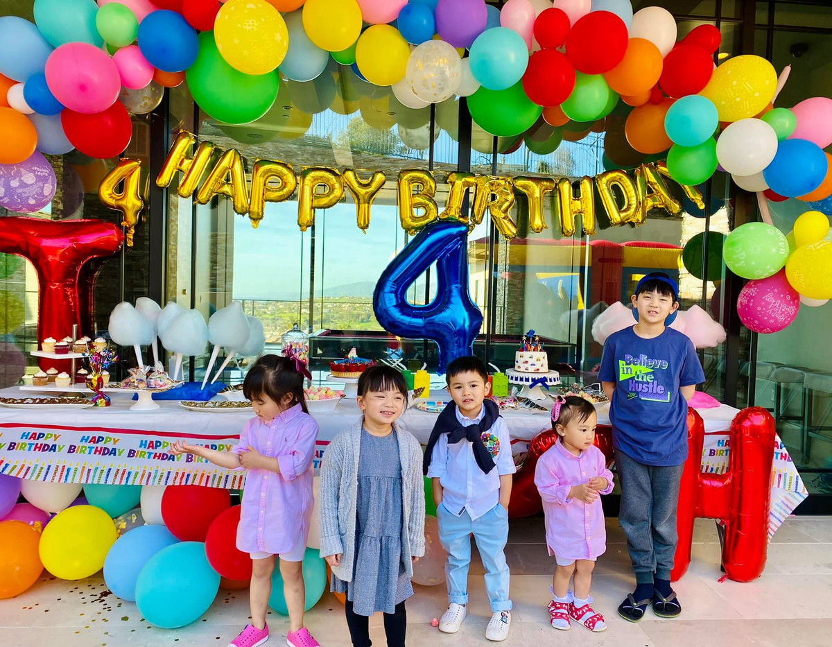 Sảnh chính biệt thự lộng lẫy với những chùm bóng bay đa sắc màu.