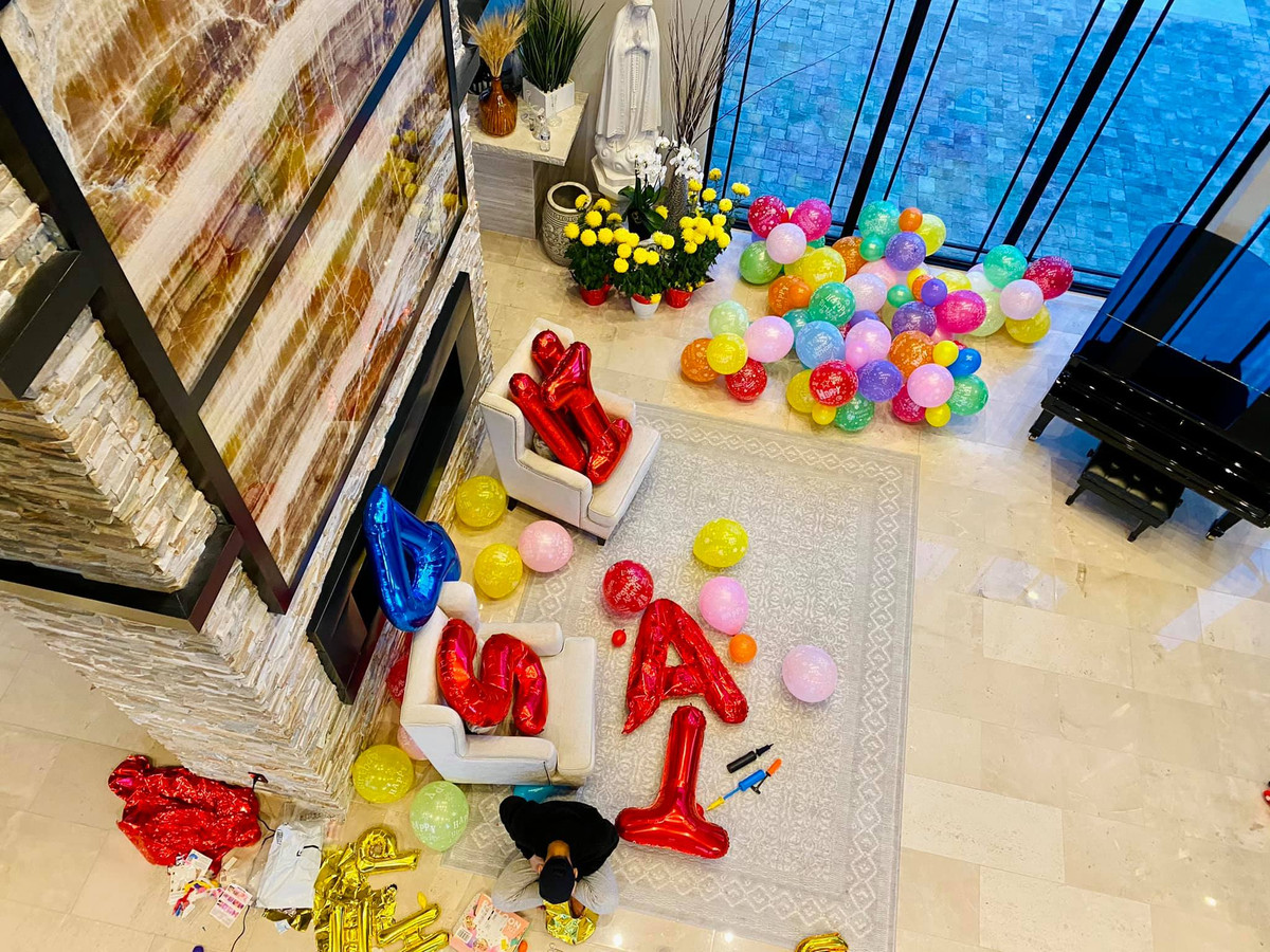 Qua những bức ảnh có thể thấy biệt thự của Đan Trường - Thủy Tiên vô cùng rộng lớn và lung linh.