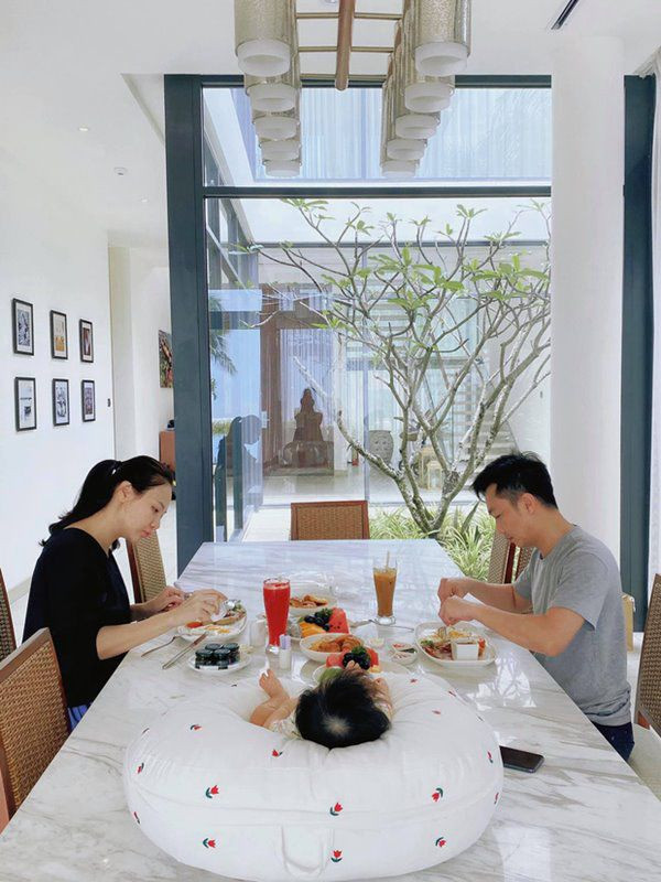 Phòng ăn có view nhìn ra khu vườn.