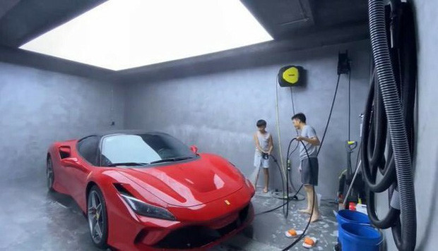 Biệt thự còn có một khu vực riêng dùng để rửa xe.