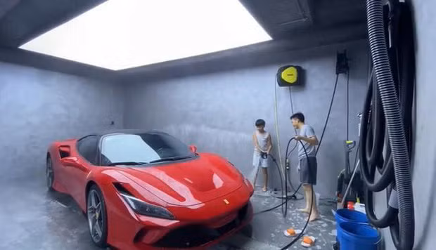 Biệt thự còn có một khu vực riêng dùng để rửa xe.