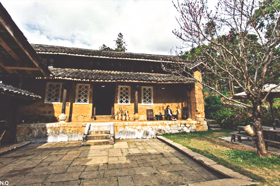  Nhà cổ Chúng Pủa (tên tiếng Pháp là Auberge de Meo Vac - nhà trọ Mèo Vạc) là ngôi nhà cổ trăm tuổi từng được xây dựng theo lối kiến trúc của giới thượng lưu người Hán ở miền nam Trung Hoa. Ảnh: Canthomekongtour.