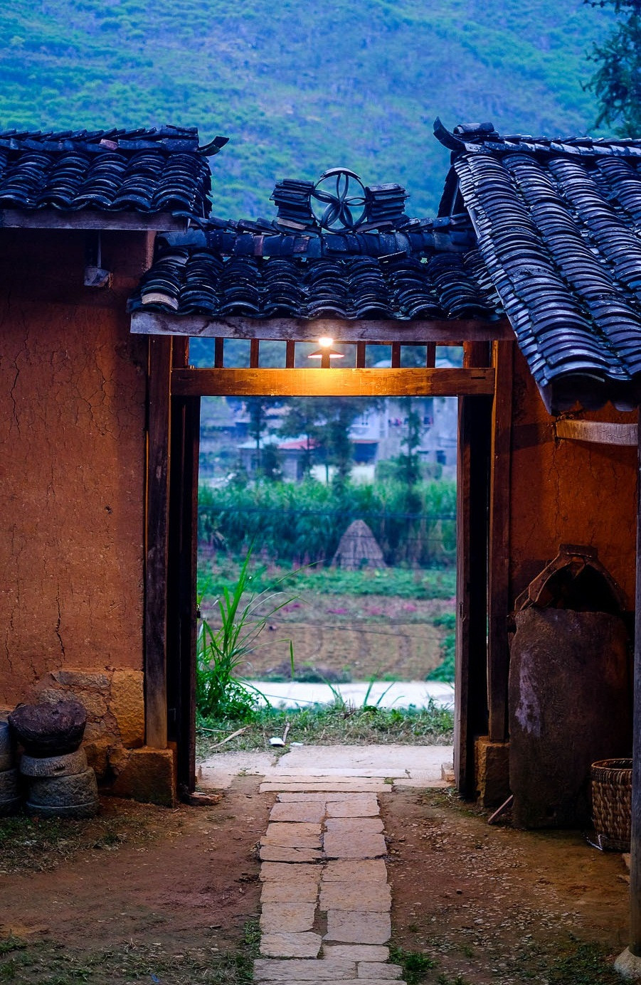 Xung quanh Chúng Pủa vẫn là nhà vườn của người dân H’mong nên không gian khá yên tĩnh. Ảnh: Vinhgau.