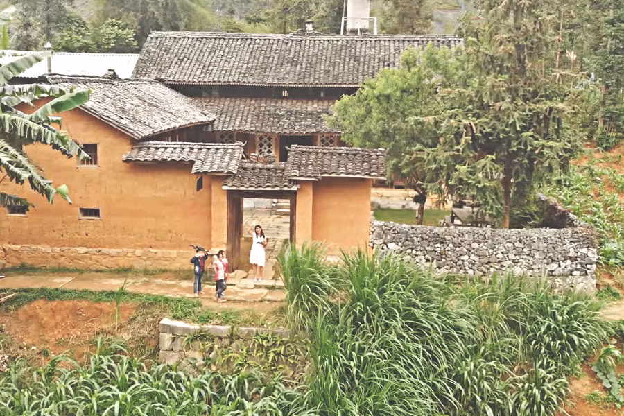 Tường rào được ghép thành từ nhiều viên đá có kích cỡ khác nhau rất chắc chắn. Ảnh: Canthomekongtour.