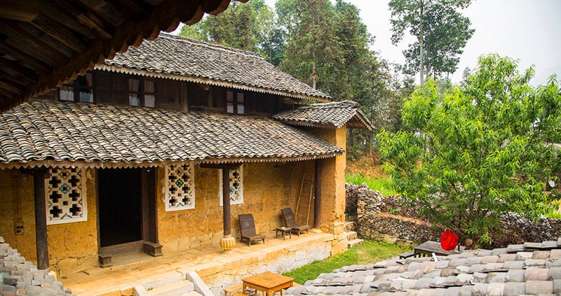 Hiện, 2 dãy nhà đã được phục dựng để lưu giữ kiến trúc truyền thống đặc biệt của người H'Mong đồng thời làm nơi lưu trú cho du khách. Ảnh: Đep