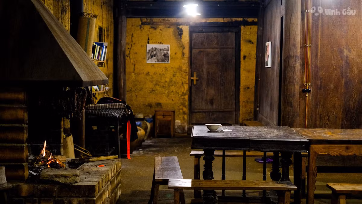 Trong nhà sử dụng phần lớn gỗ sa mộc và pơ mu. Đây là những loại gỗ có độ bền cao, qua thời gian màu sắc càng đẹp. Ảnh: Vinhgau.