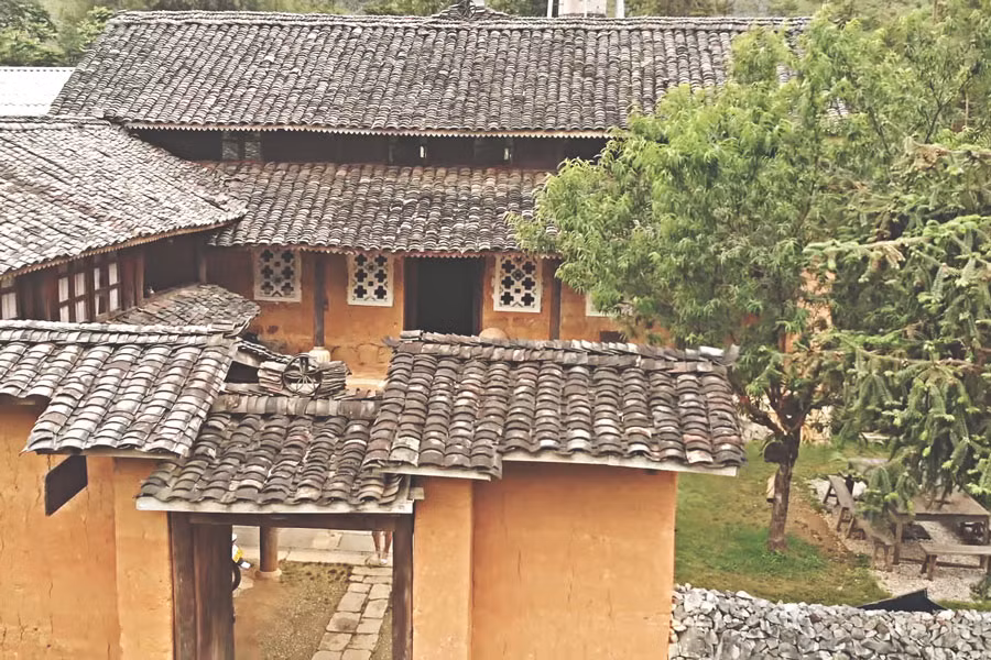 Ngôi nhà giống như một pháo đài với 4 dãy nhà có mái nối liền nhau tạo thành hình tứ giác. Ảnh: Canthomekongtour.