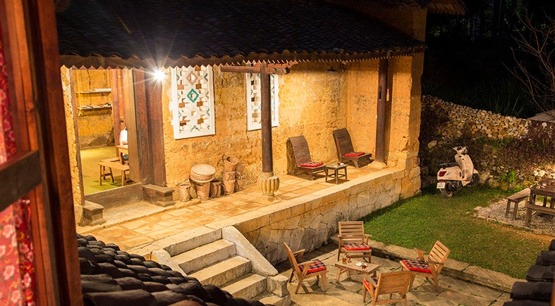 Sân và hiên nhà là không gian thư giãn cho du khách thưởng trà và ngắm bầu trời đầy sao. Ảnh: Đẹp.