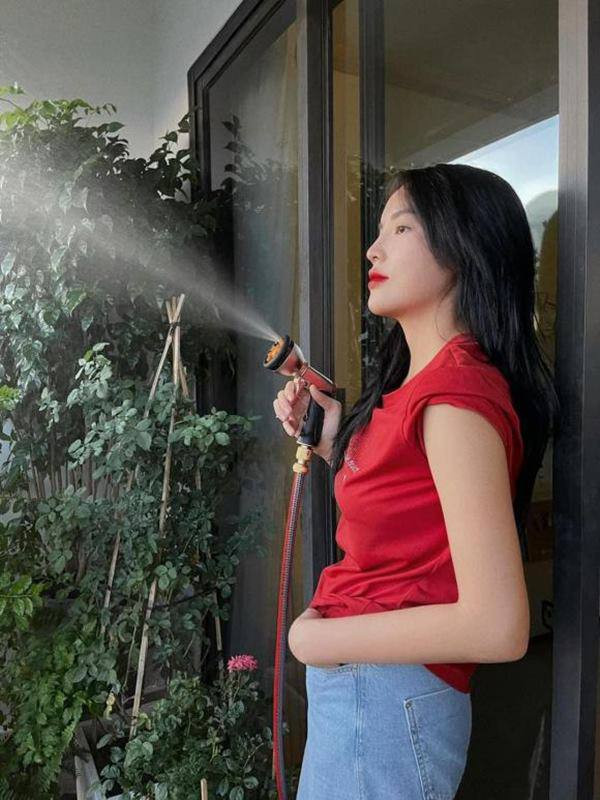 Ngoài không gian sang trọng bên trong, Hoa hậu Việt Nam 2014 còn dành thời gian chăm sóc khu vườn ở ban công làm nơi thư giãn.