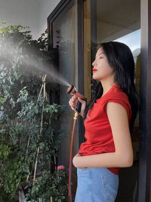 Ngoài không gian sang trọng bên trong, Hoa hậu Việt Nam 2014 còn dành thời gian chăm sóc khu vườn ở ban công làm nơi thư giãn.