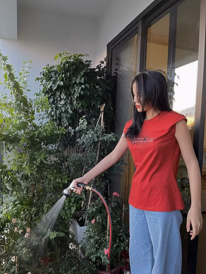 Cô khoe mới sắm vòi tưới cây chuyên dụng để chăm sóc cho khu vườn ban công của mình.