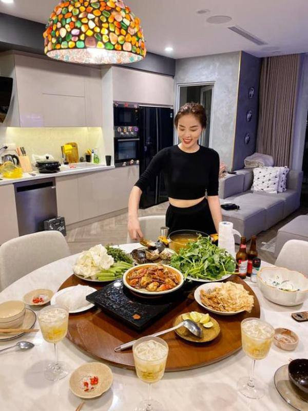 Đăng quang Hoa hậu Việt Nam 2014, Nguyễn Cao Kỳ Duyên trử thành người đẹp đắt show trong làng giải trí Việt. Nhờ chăm chỉ, Hoa hậu Kỳ Duyên đã tậu cho mình một căn hộ chung cư cao cấp tại quận Bình Thạnh, TP.HCM.