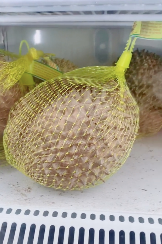 Sầu riêng đông lạnh giá 50.000 Won (khoảng 1 triệu đồng)/quả.