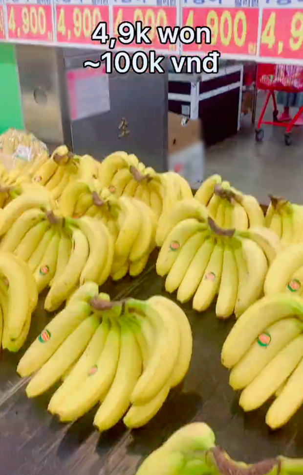 Nải chuối vàng ươm trong siêu thị Hàn Quốc đồng giá 100.000 đồng/nải.