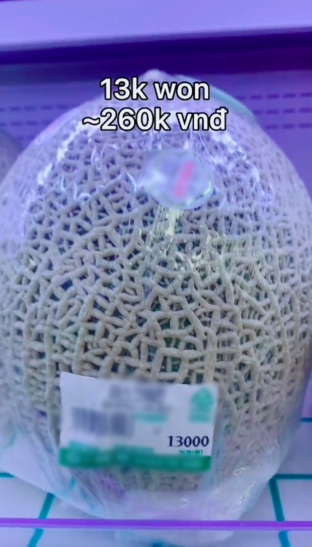 Dưa gang mùa này ở Hàn Quốc khá rẻ, 13.000 Won (tương đương 260.000 đồng).