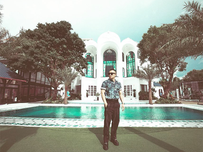 Phía trước căn biệt thự nằm trên khu đất rộng gần 2.000 m2, ở khu Thảo Điền của Vũ Khắc Tiệp là một hồ bơi hoành tráng. Ảnh: FBNV