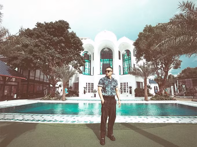 Phía trước căn biệt thự nằm trên khu đất rộng gần 2.000 m2, ở khu Thảo Điền của Vũ Khắc Tiệp là một hồ bơi hoành tráng. Ảnh: FBNV