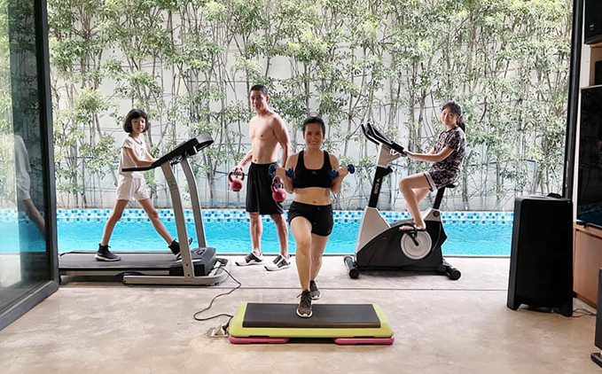 Bể bơi trong nhà Bình Minh - Anh Thơ được xây song song chiều dài căn nhà, cạnh đó là các máy móc phục vụ tập luyện trong mùa dịch. Ảnh: Ngoisao