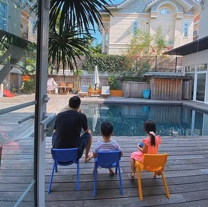 Trong căn biệt thự 500m2 ở TP HCM, vợ chồng Tăng Thanh Hà bố trí một bể bơi ở sân sau với kích thước vừa phải. Ảnh: FBNV