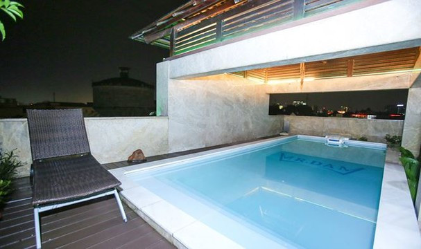 Hồ bơi thiết kế trên sân thượng trong biệt thự của Đàm Vĩnh Hưng. Ảnh: FBNV