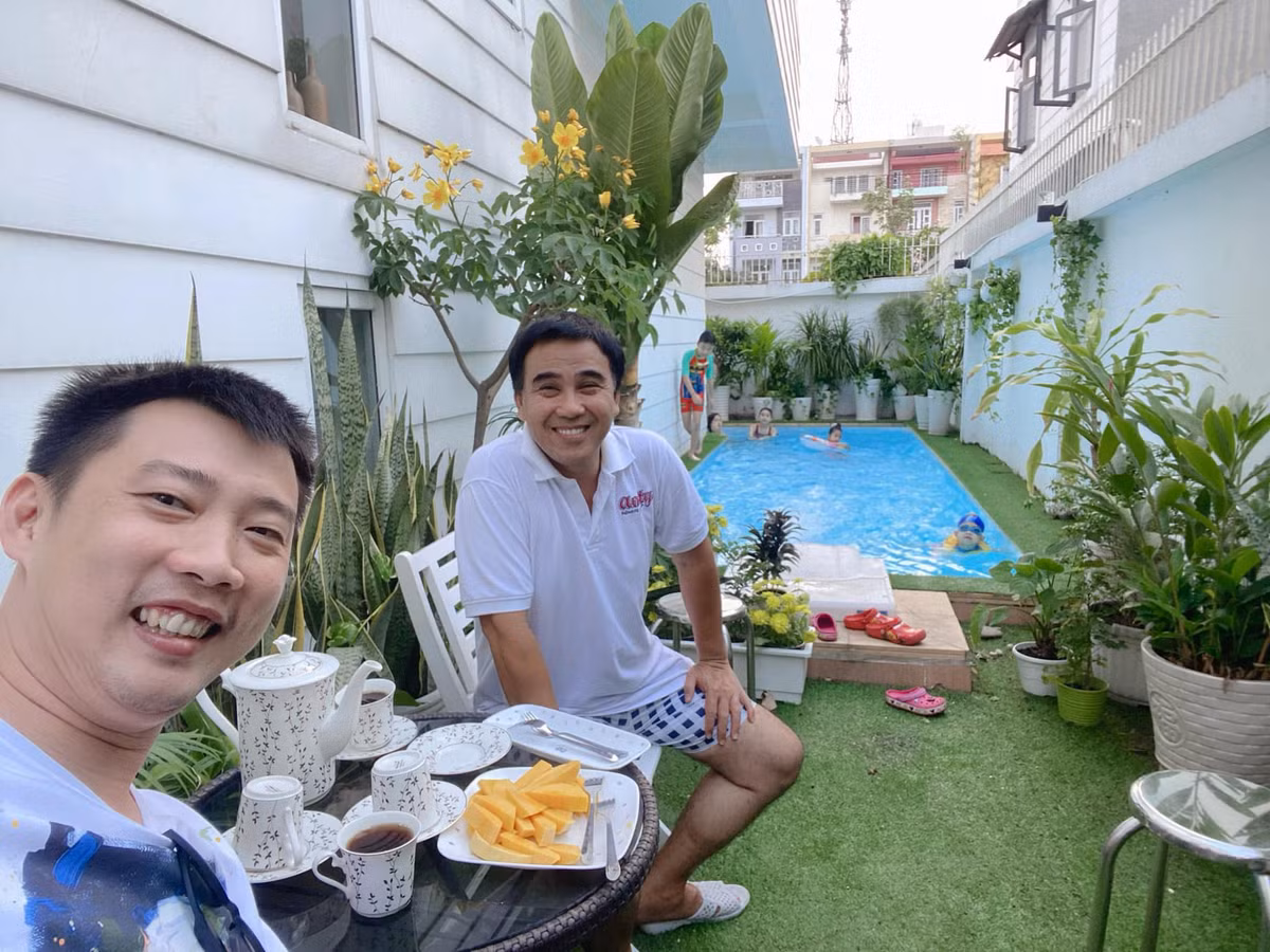 Trong căn biệt thự 21 tỷ ở Nhà Bè (TP HCM), MC Quyền Linh cũng thiết kế một hồ bơi lớn. Ảnh: FBNV