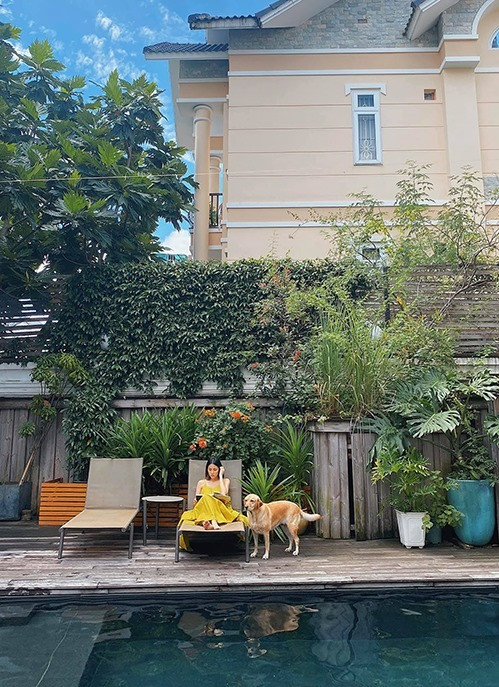 Xung quanh bể bơi được lót sàn gỗ tránh trơn trượt, an toàn cho trẻ nhỏ. Đây là khu vực giải trí lý tưởng của gia đình. Ảnh: FBNV