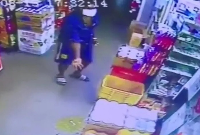 Dap trung, chui nhan vien sieu thi khi bi nhac deo khau trang