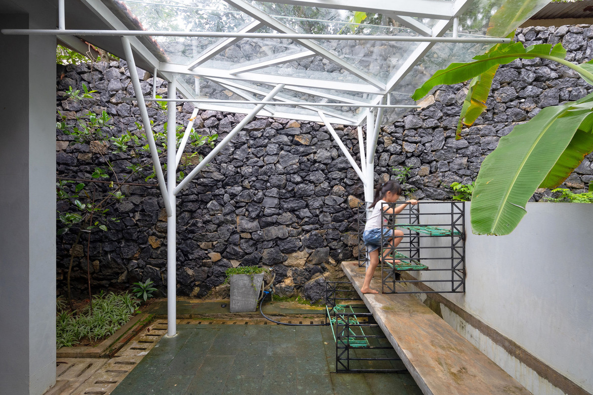 Sân chơi phía sau với đồi đá nhỏ dành riêng cho lũ trẻ và gia chủ khi cần yên tĩnh và đọc những cuốn sách yêu thích.