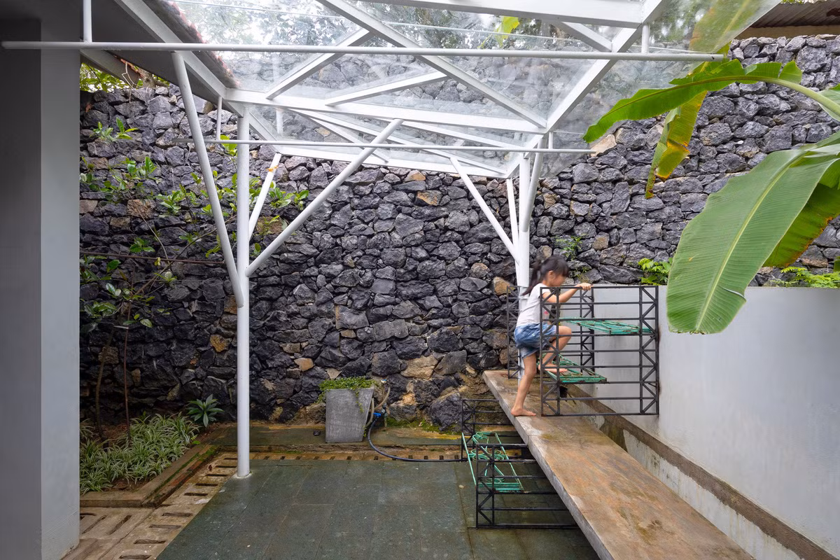 Sân chơi phía sau với đồi đá nhỏ dành riêng cho lũ trẻ và gia chủ khi cần yên tĩnh và đọc những cuốn sách yêu thích.