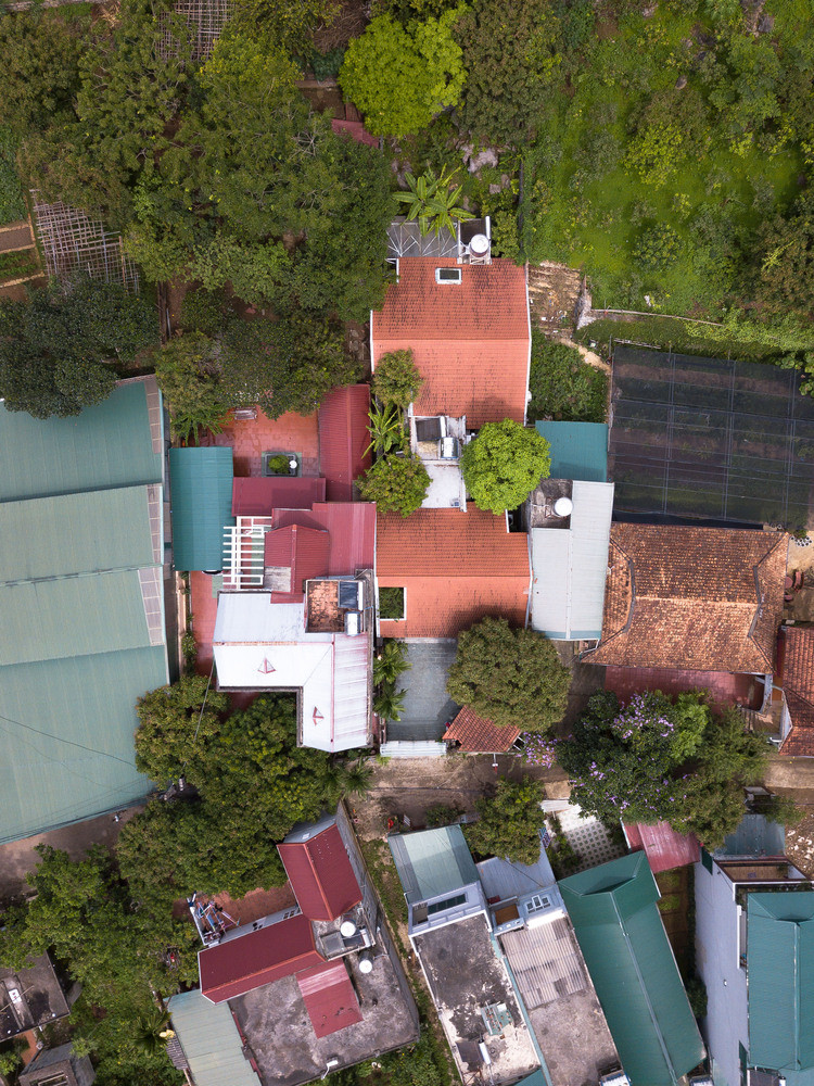 Tình cờ, anh tìm thấy một khu đất dường như vượt quá sự mong đợi của bản thân, khu đất rộng với nhiều cây to mang dấu ấn thời gian, nằm trên một sườn đồi thoai thoải với những mỏm đá nhỏ trên mặt đất.