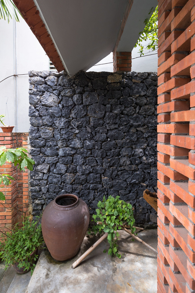 Bức tường đen xám, mộc mạc, gợi nhớ đến những bức tường đá của người dân tộc vùng núi nơi anh sinh sống.