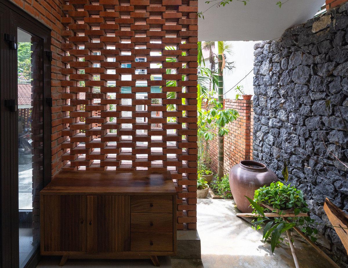 Không gian trong nhà được phân chia đơn giản, phía trước có hang đá làm sân để xe, bước lên bậc tam cấp là sảnh vào và phòng khách, khu bếp ăn ở một phía riêng biệt, khu ăn uống và vui chơi.