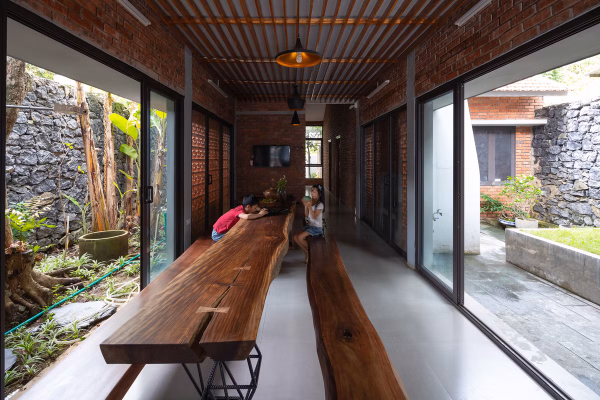 Phòng khách thiết kế đơn giản với bộ bàn ghế gỗ cũ kỹ. Cả 3 phòng ngủ đều được lùi ra phía sau để đảm bảo sự riêng tư, tránh ồn ào khi nhà đông người.